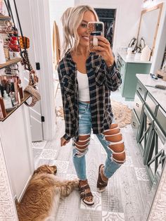 Comfy Outfits Going Out, Outfits With Leggings And Cardigans, Cute Outfits For 23 Year Old, Edgy Mom Aesthetic, Edgy Mom Style Summer, Spring Jeans Outfit 2024, Holley Gabrielle Outfits, Comfy Going Out Outfits, Edgy Mom Outfits