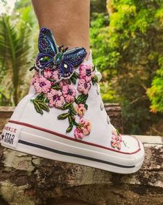 Embroidery Shoes Diy, Upcycle Shoes, Shoe Embroidery, Shoes Butterfly, Upcycle Clothes Diy, Mode Kimono, Shoes Diy