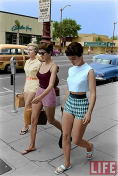 1950's Short shorts in Los Angeles. by Marie-lou Chatel: 1950's Short shorts in Los… #Photography #Digital #Construction #Urban #City Stile Pin Up, 1950s Shorts, 70s Mode, 50s Aesthetic, Decades Fashion, Fashion 70s, 70s Inspired Fashion, Look Retro, Retro Shorts