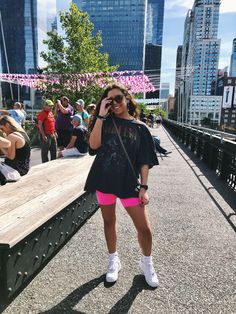 Outfits Sporty, Doc Martens Outfit, Biker Shorts Outfit, Rolling Loud, Oversized T Shirt Dress, Fashion City, Summer Shorts Outfits, City Outfits, Biker Short