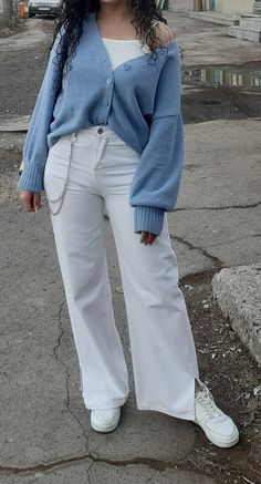 White Flare Outfit Pants, White Flared Jeans Outfit Summer, White Pant Outfit Ideas, High Waist White Jeans Outfit, Flare White Pants Outfit, Long Jean Pants Outfit, Outfits With White Baggy Jeans, White Flared Jeans Outfit Winter, Aesthetic White Pants Outfit