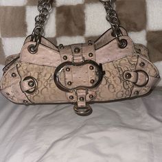 This Vintage Guess Purse Is Used But Is Very Fashionable Especially If You Have An Early 2000’s Style. It’s Not Too Big Or Too Small And Has A Gorgeous Buckle! Vintage Coach Purses, Vintage Guess Bag, 2000 Purse, 2000s Purse, 2000s Room, Hippie Women, Guess Purse, Guess Bag, Denim Bags