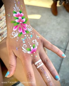 Face Paint Hand Designs, Face Painting On Hand, Cute Facepainting Ideas For Teens, Face Painting Designs Flowers, Unique Face Painting Ideas, Face Paint On Hand, Adult Face Paint Ideas, Arm Face Painting, Face Paint For Adults