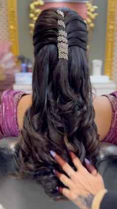 Simple Reception Hairstyles, Reception Pony Hairstyles, Wedding Reception Hairstyles Bride, Function Hairstyles Indian, Hairstyle For Bride Indian, Hairstyles For Marriage Function, Reception Hairstyles Indian Brides Saree, Hairstyles For Sangeet Function, Reception Hairstyle For Bride