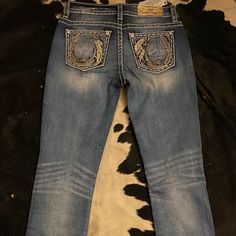 Brand New,Never Worn, Miss Me Straight Leg Jeans In Sz 26 And 27. These Have A Have A Detailed Horseshoe With Feather On Both Back Pockets. Thanks For Looking, Reasonable Offers Considered. Horseshoe Jeans, Miss Me Jeans, Nike Outfits, Miss Me, Blue Gold, Fashion Ideas, Straight Leg Jeans, Leg Jeans, Straight Leg