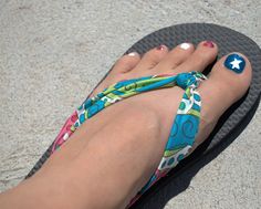 use cheap plastic flip-flops and replace plastic straps with fabric! Making Sandals, Fabric Flip Flops, Mops Crafts, Clothing Crafts, Summer Ideas, Project Inspiration, Fabric Strips, Crafty Craft