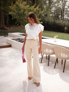 Beige Eugenie Jeans – Easy Clothes North America Wide Cream Pants Outfit, Beige Pants Outfit Women Summer, Beige Flare Jeans Outfit, Cream Pants Outfit Women, Cream Flare Pants Outfit, Beige Wide Leg Jeans Outfit, Outfit Jeans Beige, Beige Combination Outfit, Jean Beige Outfit