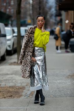 Sequins Street Style, Styling Sequin Dress, New York Fashion Week Street Style 2023, Silver Skirt Outfit, Sequins Outfit, Metallic Outfit, Casual Glam, New York Fashion Week Street Style