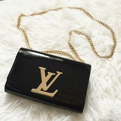 Like this picture if you would wear this #LV bag !  #luxury #luxurylife #luxurystyle #Louisvuitton Bag Louis Vuitton, Bag Luxury, Lv Bag, Louis Vuitton Twist Bag, Clutch Handbag