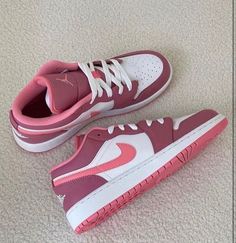 Nike Shoes Women Fashion, Pink Jordans, Pretty Sneakers, Trendy Shoes Sneakers, Nike Fashion Shoes, Nike Shoes Girls, Preppy Shoes