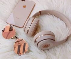 Carcase Iphone, Street Style Vintage, Hadiah Diy, Rose Gold Aesthetic, Cute Headphones, Tout Rose, Mode Rose, Fashion Eye Glasses, Gold Aesthetic