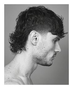 A mullet with a long fringe and taper fade is one of the best mullet haircut options you can pick. This look works for anyone with straight or curly hair, regardless of whether you’ve got thin, curly, or thick hair.While a classic mullet features a short fringe and buzz cut on the sides, this look keeps the bangs long so you can slick back the hair or style it into curtain bangs to frame your face shape. The hair at the back of the head is kept long for an easy man bun or flow, while the sides are cut shorter to accentuate the mullet. Mens Mullet, Short Mullet, Curly Mullet, Men Haircut Styles, Corte De Cabelo Masculino