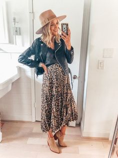 Pregnancy Fashion Spring, Look Boho Chic, Black Lace Cami, Midi Skirt Outfit, Cute Maternity Outfits, Stylish Maternity Outfits, Leopard Print Skirt, Women Design