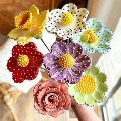 Donna Gardner Striar | Spent yesterday attaching rods to my new flower garden stakes for upcoming shows. Can’t wait to put a few in my garden! 🌸🌼🌷🌺🌻 Happy day! | Instagram Unique Garden Art, Clay Birds, Garden Totems, Paper Mache Art, Clay Diy Projects, Clay Crafts Air Dry, New Flower