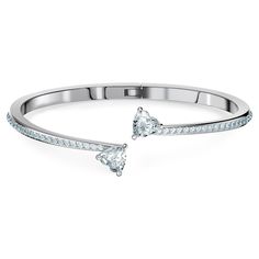 Schlichte Eleganz und ein Hauch von cooler Romantik machen diesen Armreif von Swarovski zur idealen Geschenkidee für die Liebe Ihres Lebens. Das rhodinierte Design präsentiert zwei einander zugeneigte Herzelemente, die elegant im Blickpunkt stehen. Diese fantastische Geschenkidee lässt alle Augen strahlen! 3d Silhouette, Heart Bangle Bracelet, Shaped Crystals, Swarovski Heart, Golden Trio, Open Bangle, Silver Bangle Bracelets