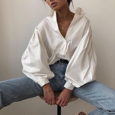 Chemise blanche manches bouffantes Casual White Shirt, Lantern Sleeved Blouses, Casual Shirt Women, Elegant Blouses, Moda Vintage, Mode Inspo, Spring Shirts, Elegant Shirt, Lantern Sleeve