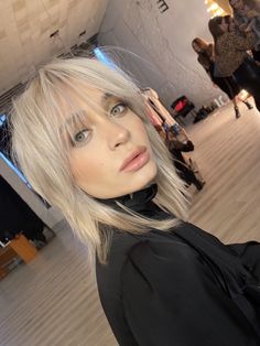 How To Style Short Shaggy Hair, Female Mullet Short, Platinum Blonde Shag, Razor Haircuts For Women, Short Rocker Hair, Hair Styles Messy, Hair Styles Medium, Razored Haircuts