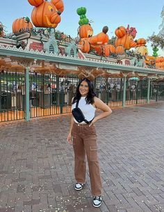 Theme Park Outfit Autumn, Magic Kingdom Outfit October, Fall Outfits Disneyland, Fall Outfits Disney, Outfit Ideas Disneyland, Theme Park Fall Outfits, Disney World Halloween Outfit Ideas, Disney September Outfit, Mom Outfits For Disneyland