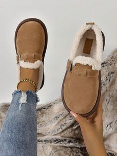 Daily Ideas, Mode Hippie, Flat Loafers, Plush Slippers, Blanket Knitting, Fashion Diy, Swag Shoes, Loafer Mules, Fabulous Shoes