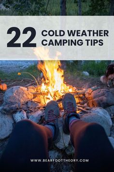 Photo of woman's boots in front of camp fire. Text reads "22 Cold Weather Camping Tips" Camping Cold Weather, Zelt Camping Hacks, Winter Camping Outfits, Cold Camping, Camping Tricks, Zelt Camping, Camping Safety, Camping 101, Fall Camping