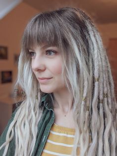 Hair Color Evolution: Trends That Have Transformed Over Time Dreadlock Extensions With Bangs, Short Partial Dreads, White Dreadlocks, Half Dreaded Hair, Medium To Long Haircut, Synthetic Dreads Hairstyles, Boho Dreads, Hair Dye Color Ideas, Brown Dreads