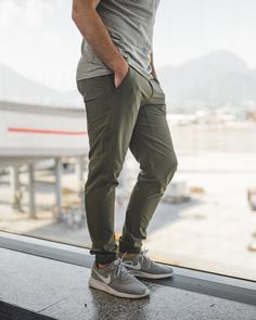 Mens Travel Style, Gents Wear, Travel Pant, Travel Jeans, Destination Travel, Green Joggers, Stylish Men Casual, Joggers Outfit