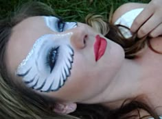 The angel costume may be a little tired, but this Halloween makeup tutorial shows you how to put a new twist on an old look by wearing the wings on your face instead of your back. Owl Face Paint, Maquillage Harry Potter, Angel Makeup, Winged Eye, White Angel Wings, Kids Face Paint, Theatrical Makeup, Angel Costume