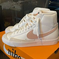 White With Pink Swoosh Nike Blazer Mid 77 Rosa, Retro Sneakers With Speckled Midsole, Retro Nike High-top Sneakers For Spring, Vintage White High-top Sneakers For Spring, Nike Blazer Pink, Nike Blazer Mid 77 Pink, Style Nike Blazer, Blazers Nike, Nike Blazer 77