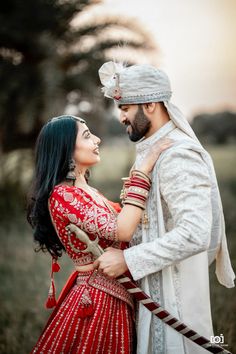 Shooting ideas for indian wedding couple #coupleportrait #poses #indianweddings #sunsetphotography #sunsetlovers #couplestyle #coupleposesideas Wedding Couple Poses Indian, Couple In Sunset, Outdoor Couple Photography, Outdoor Couples Photography, Shooting Ideas, Indian Couple, Indian Wedding Couple Photography