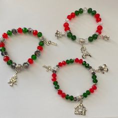 Super Cute Christmas Stretch Charm Bracelets. Made With Glass Beads And Tibetan Silver Charms. So Cute On!! Approximately 7.5 Inches. Average Size. Give As Gifts Or Even Keep One For Yourself. Comes In Gift Packaging Too. Bundle And Save More Christmas Theme Bracelets, Christmas Bracelet Ideas Glass Beads, Christmas Bead Bracelet Ideas, Christmas Beads Bracelet, Christmas Bracelets Beaded, Xmas Bracelets, Christmas Bracelet Ideas, Holiday Jewelry Ideas, Matching Things