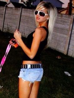 2000's style Trashy Y2k Aesthetic, Mcbling Fashion, 2000s Girl, Mcbling 2000s, Bleach Blonde Hair, Denim Short Shorts, Swag Girl Style, Trashy Y2k, Scene Emo