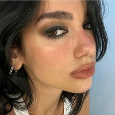 70s Makeup Look, 70s Makeup, Berry Lips, Celebrity Makeup Artist, Celebrity Makeup, Dua Lipa, Pretty Makeup, Hair And Makeup