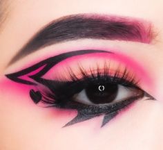 Goth Rave Makeup, Draculaura Makeup Look, Pink Emo Makeup, Goth Graphic Liner, Pink And Black Eye Makeup, Black And Pink Makeup, Pink And Black Makeup, Kuromi Makeup, Pastel Goth Makeup