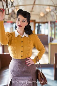 Description like never before, designed to captivate and inspire. Rockabilly Mode, Couture Dior, Look Retro, Dapper Day, Vintage Inspired Fashion, 40s Fashion, Retro Mode