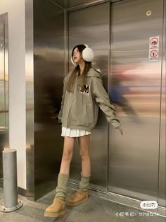 Korean Uggs Outfit, Uggs Outfit Winter, Super Casual Outfits, Outfit With Uggs, Slippers Outfit, 일본 패션, Cute Thanksgiving Outfits, Uggs Outfit, Winter Fashion Outfits Casual