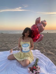 June Birthday Photoshoot Ideas, Cake Beach Birthday, Sunset Beach Picnic Birthday, 15 Birthday Photoshoot Ideas Beach, Birthday Shoot Beach, Beach Picnic Party Ideas