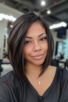 Dark Blonde Bobs, Long Lob, Ron Ron, Hairstyles Trending, Black Bob Hairstyles, Stacked Bob, Stacked Bob Haircut, Corte Bob, Chin Length Bob