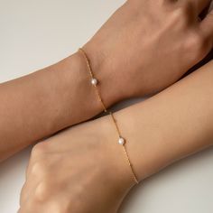 Dainty Tiny Pearl Bracelet, Friendship Bracelet in Gold, Rose Gold, Sterling Silver This dainty bracelet is minimal and elegant. Features a Freshwater pearl wirewrapped onto an Italian bead chain. Materials - Available in: .925 Sterling Silver / Gold Vermeil / Rose Gold Vermeil - Fresh Water Pearl, 3mm (natural pearl sizes vary slightly) - Hypoallergenic, lead, and nickel free Details - Length: 6-7in(15-18cm), 6.75-7.75in(17-19cm) - Handcrafted in NYC To shop more Bracelets: https://www.etsy.com Solitaire Bracelet, Bridesmaid Bracelet Gift, Bridesmaid Gifts Jewelry, Friend Bracelets, Dainty Bracelet, Bridesmaid Bracelet, Silver Chain Bracelet, Minimalist Bracelet, Bead Chain