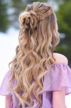 Gold Hair Hairstyles for Valentine's Day Silver Hair Hairstyles for Valentine's Day Ombre Hair Hairstyles for Valentine's Day Down Curly Hairstyles, Sukienki Maksi, Hoco Hairstyles, Dance Hairstyles, Fishtail Braid, Wedding Hairstyles Half Up Half Down, Wedding Hair Down, Penteado Cabelo Curto, Braided Hairstyles For Wedding