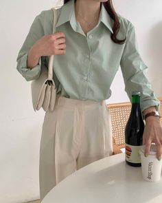 Korean Shirt Outfit Women, Coach Outfits, College Dress, Neat Casual Outfits, Transitional Fashion, Ladies Blouse Designs, Casual Shirt Women, Classy Work Outfits