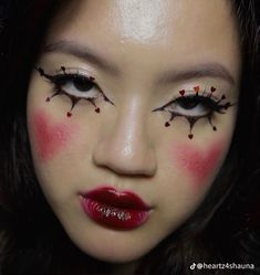 Valentines Graphic Eyeliner, Goth Valentine’s Day Makeup, Valentine Clown Makeup, Valentines Goth Makeup, Valentine Make Up, Valentine’s Day Makeup Ideas, Goth Valentines Day Makeup, Heart Eye Makeup Look