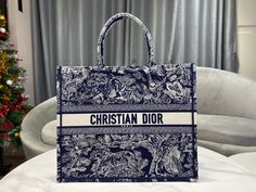 Description CHRSTN DR Large DYOR Book Tote Blue Multicolor, For Women, Women’s Handbags 16.5in/42cm M1286ZRGO_M928 Rep 1:1 Size: 42 x 35 x 18.5 cm / 16.5 x 14 x 7.5 inches (Height x Length x Width) The DYOR Book Tote has become a staple of the DYOR aesthetic. Designed to hold all the daily essentials, a variation of the iconic pattern. Adorned with the ‘CHRSTN DR PARIS’ signature on the front, the large tote and may be carried by hand or worn over the shoulder. ‘CHRSTN DR PARIS’ signature on the Dior Aesthetic, Dior Book, Dior Paris, Blue Toile, Name Embroidery, Dior Book Tote, Maria Grazia Chiuri, Womens Handbags, Daily Essentials