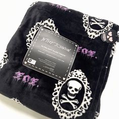 Cute And Fun Betsey Johnson Ultra Soft Plush Throw. 50x70 100% Polyester Cameo Skulls Design Pattern All Over. New With Tag. Impeccable Condition. Item Comes From A Smoke Free Home. Betsey Johnson Bedding, Skulls Design, Skull Blanket, Purple Halloween, Hello Kitty Halloween, Pink Skull, Gothic Accessories, Skull Decor, Pink Halloween