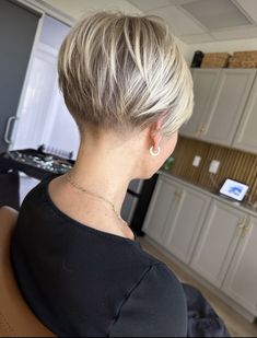 Pixie Bob Haircut Back View, Back View Of Short Hair, Short Layered Pixie Bob, Back Of Pixie Cut, Shaved Bob Haircut, Easy Hairstyles With Weave, Short Hair Back View, Growing Out Pixie Cut, Hairstyles With Weave