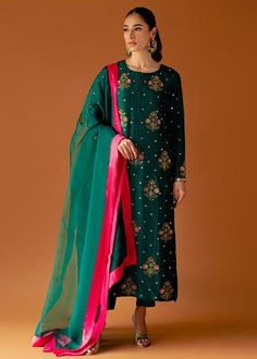 Green Dupatta, Elegant Fashion Outfits, Pakistani Formal Dresses, Traditional Attires, Fancy Gowns, Style Pant, Silk Dresses, Indian Bridal Outfits