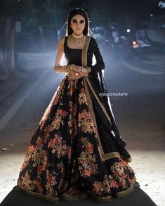 black lehenga choli Zari Lehenga, भारतीय दुल्हन संबंधी, Black Lehenga Choli, डिजाइ��नर कपड़े, Pakistani Lehenga, Black Lehenga, Floral Lehenga