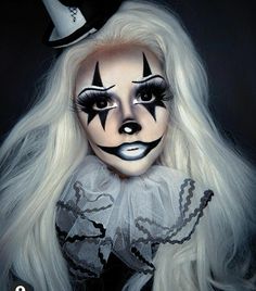 Outfit Design Ideas, Clowncore Fashion, Spooky Halloween Makeup, Trippy Stuff, Harlequin Clown, Scary Clown Costume