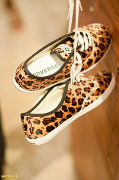 leopard converse Leopard Print Converse, Leopard Converse, How To Have Style, Look Grunge, Leopard Print Shoes, Dress Sweater, Print Shoes