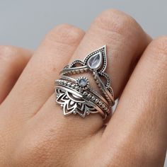 Beaded Flower Ring, Silversmith Jewellery, Bali Jewelry, Moonstone Ring Sterling Silver, Rainbow Moonstone Ring, Jewelry Fashion Trends, Pretty Rings, Fantasy Jewelry, Girly Jewelry