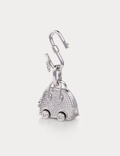 Inspiré par le charm de sac Hermes Bolide On Wheels, Aelysee a méticuleusement conçu le mini Bolide On Wheels Bag Charm, incorporant des éléments de design uniques. La breloque comporte un fermoir et une chaîne séparés, vous permettant de la personnaliser sans effort avec n'importe lequel de vos sacs à main.

 



 E Laiton électrolytique avec zircone cubique ronde brillante


 Taille du charme - 30 x 18,3 x 28,8 mm


 Poids total 38g


 Fabriqué en France


 Garantie un an Mini Bolide, Christmas Tree Bag, Hermes Bolide, Tree Bag, Christmas Tree Collection, Gold Christmas Tree, Classic Series, Gold Collection, Gold Christmas